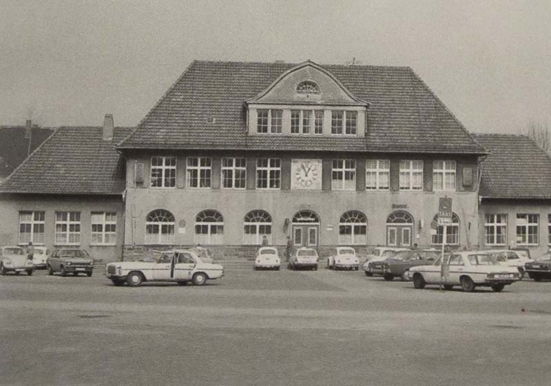 Das Foto zeigt den Parkplatz vor der Bürgerwache in frühen Jahren