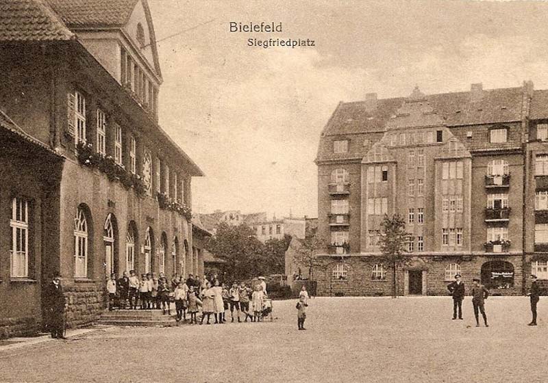 Die Abbildung zeigt eine historische Postkarte vom Siegfriedplatz
