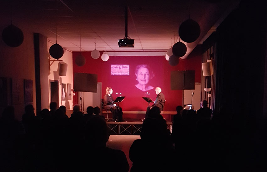 Kultur in der Wache - das Foto zeigt eine Aufführung der multimedialen Lesung "Wie wir Nazis wurden -  Eine dokumentarische Spurensuche" - aufgeführt im Winter 2021
